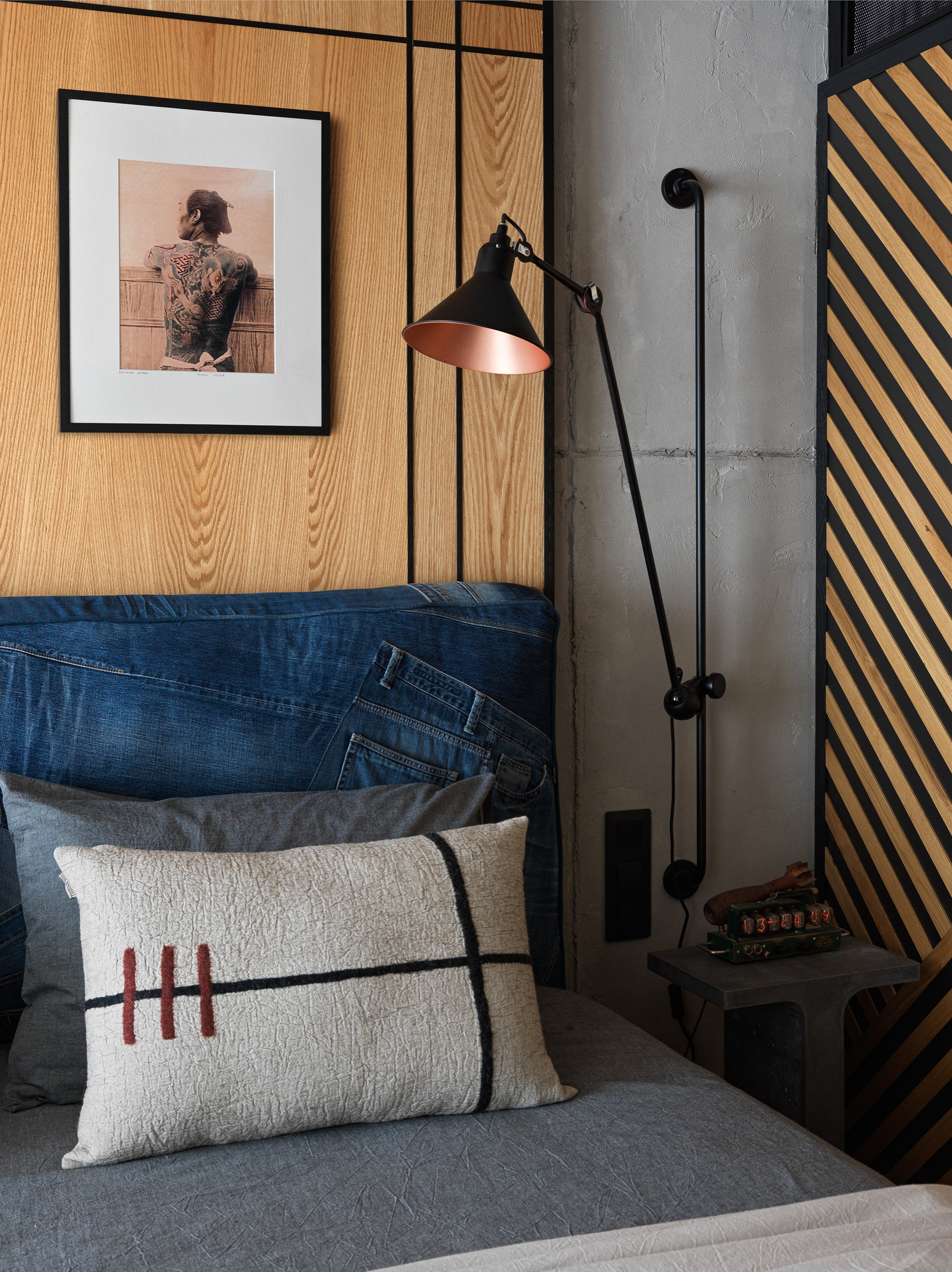 Houzz тур: Брутальная квартира с комнатой для коллекции гитар