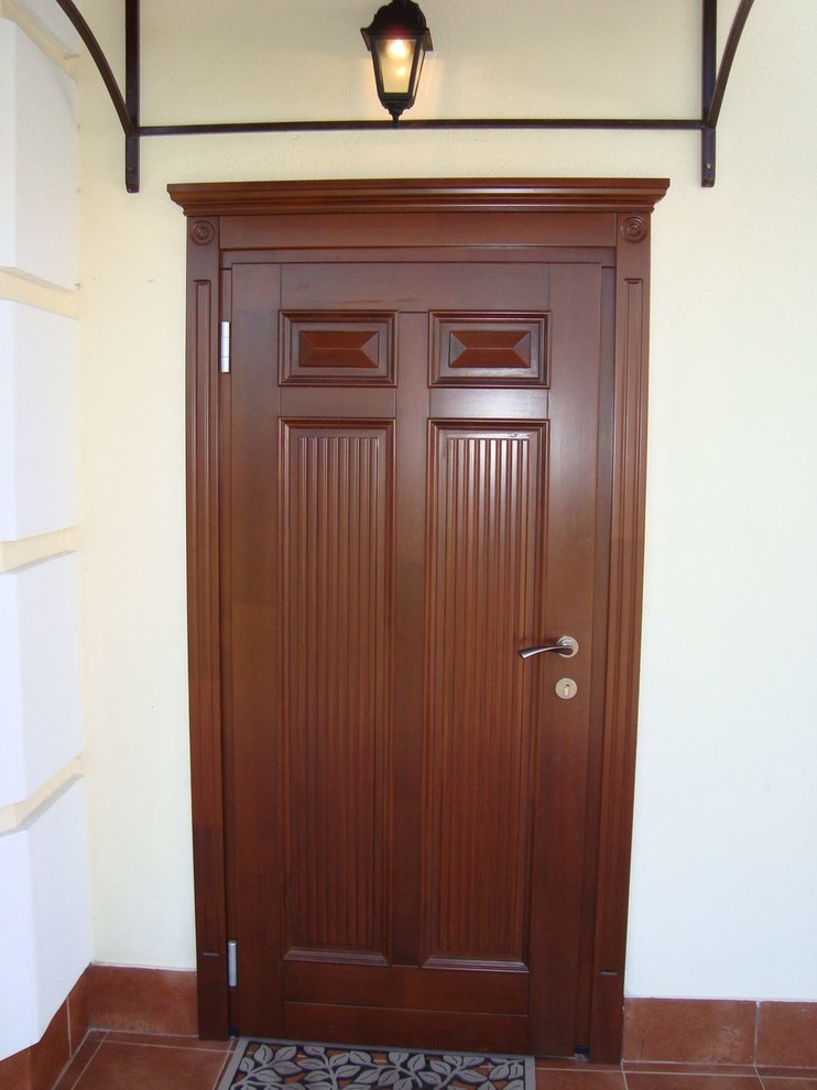 Деревянные входные двери