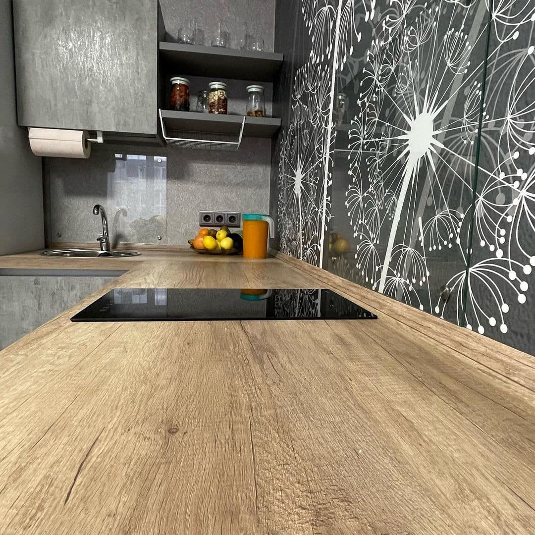 Угловая кухня в светло-сером цвете и современном стиле