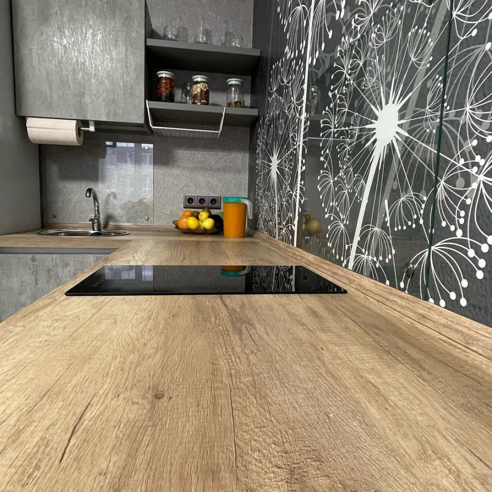 Угловая кухня в светло-сером цвете и современном стиле