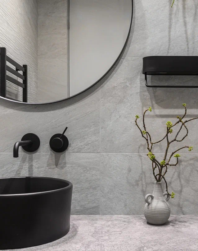 Квартира в стиле фьюжен с золотистой вытяжкой и коллекцией статуэток