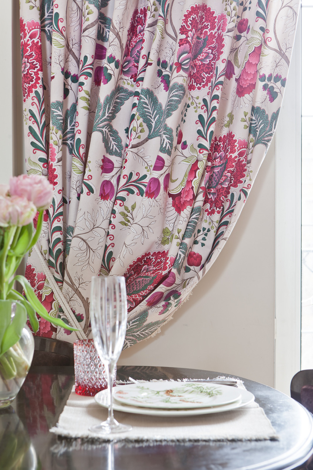 Яркие шторы для сдержанной гостиной