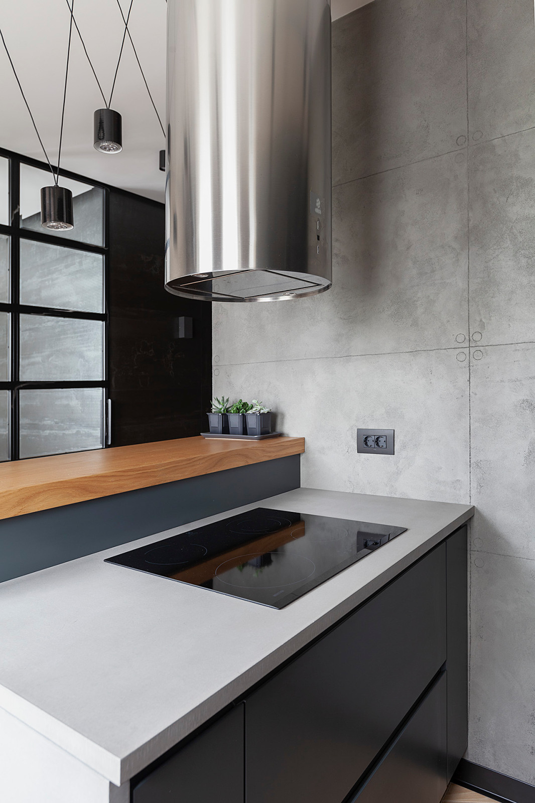 Кухня LOFT с островом и мойкой у окна