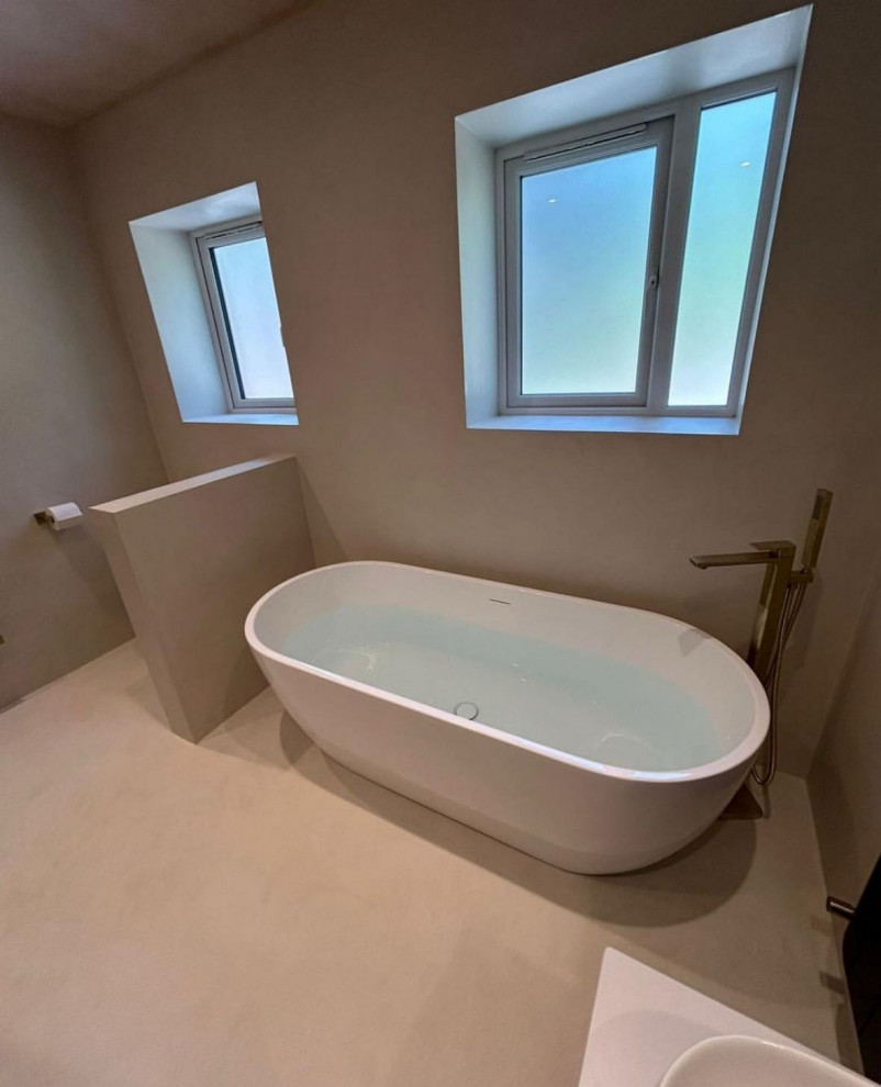 Современная ванная комната с покрытием из микроцемента