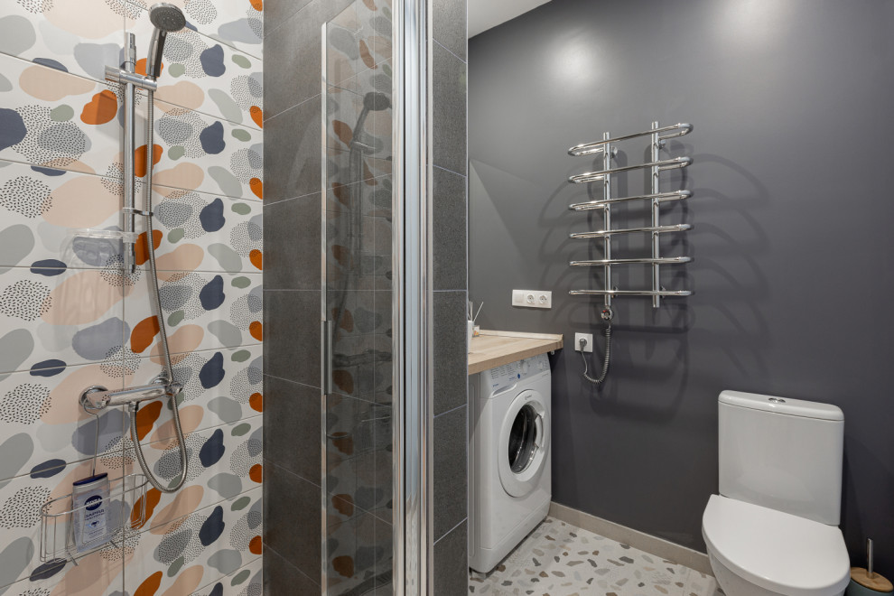 Студия для аренды с пятнистой плиткой