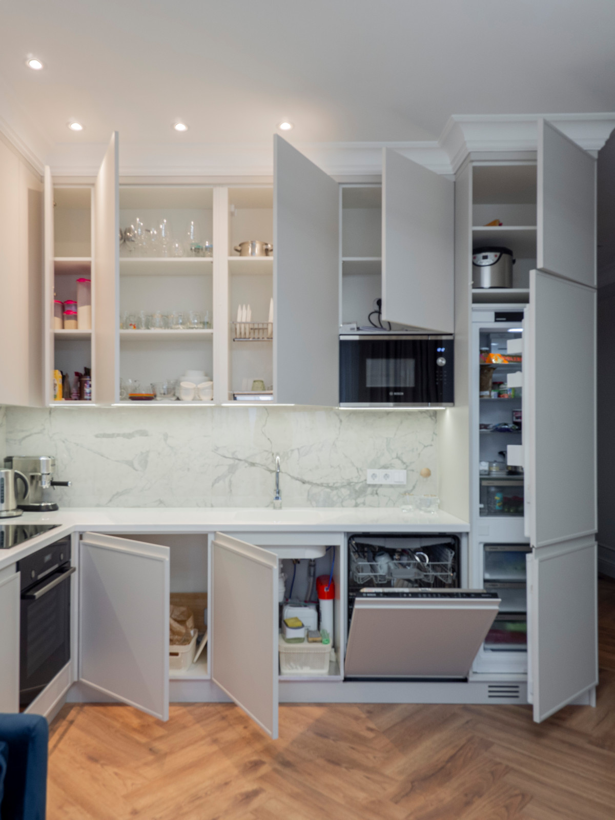 Белая кухня в стиле минимализм