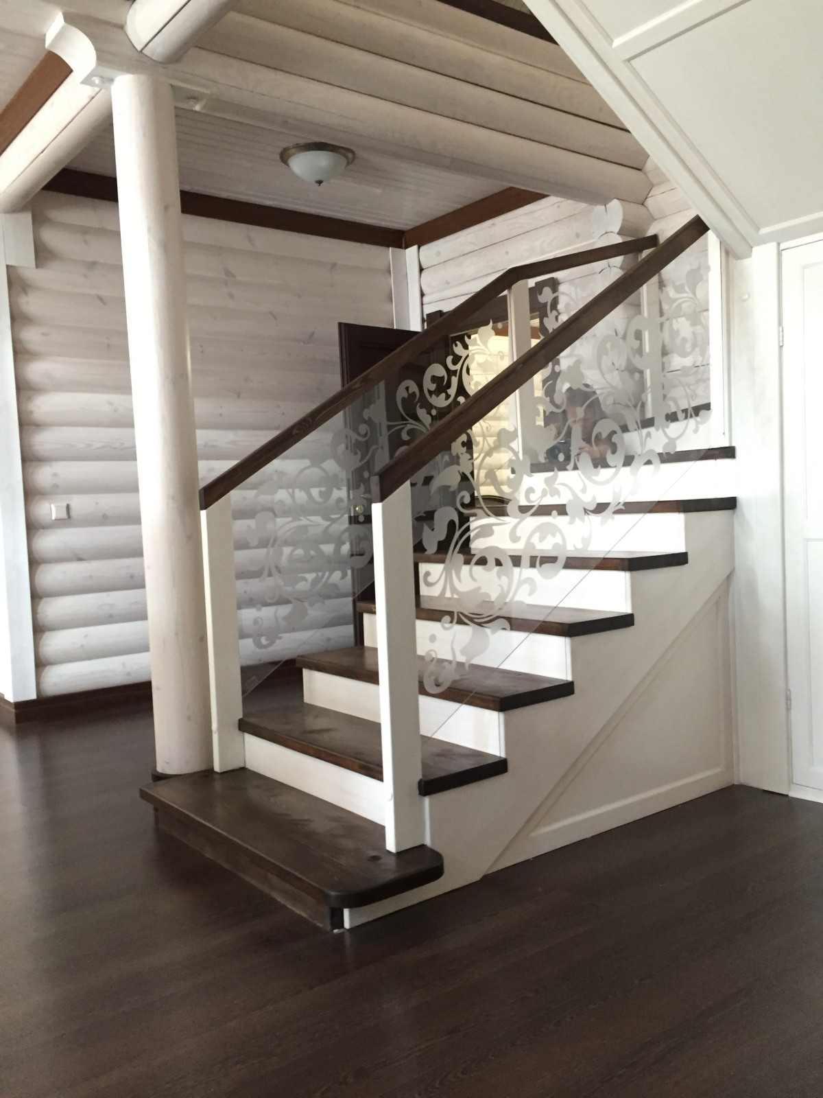 Белоснежный дом в сосновом бору