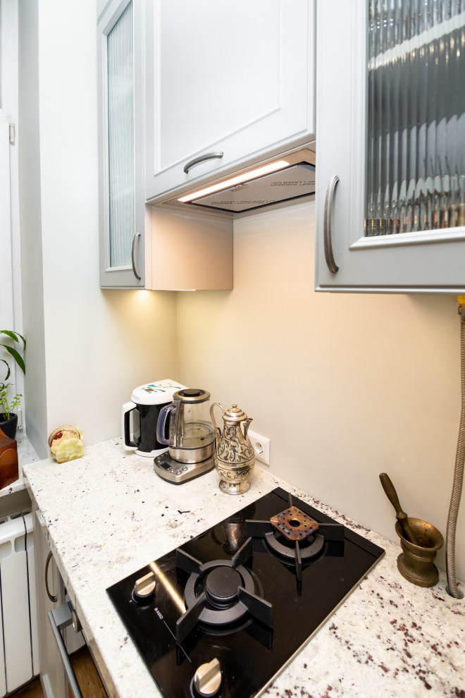 Светло-серая кухня в классическом стиле