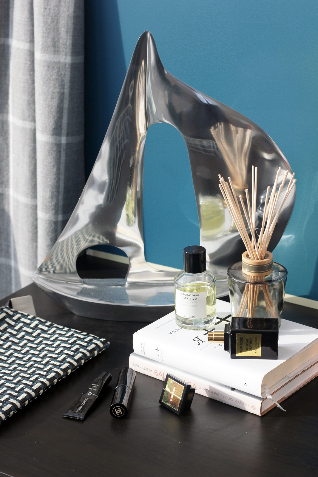 Черный, дерево и бирюза