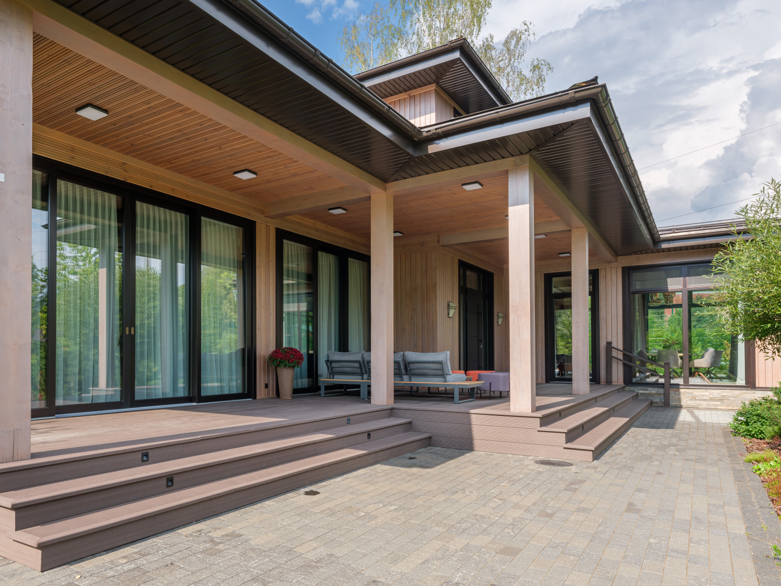 Остекление загородного дома в современном стиле