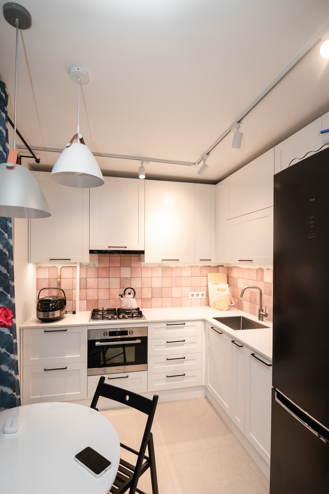 Белая небольшая кухня в стиле неоклассика