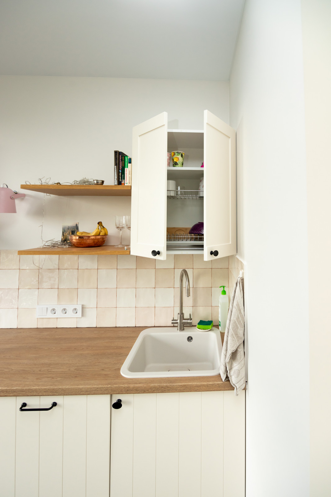 Светлая кухня в стиле скандинавский минимализм с деревянными элементами