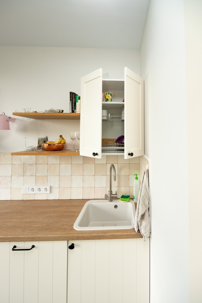 Светлая кухня в стиле скандинавский минимализм с деревянными элементами