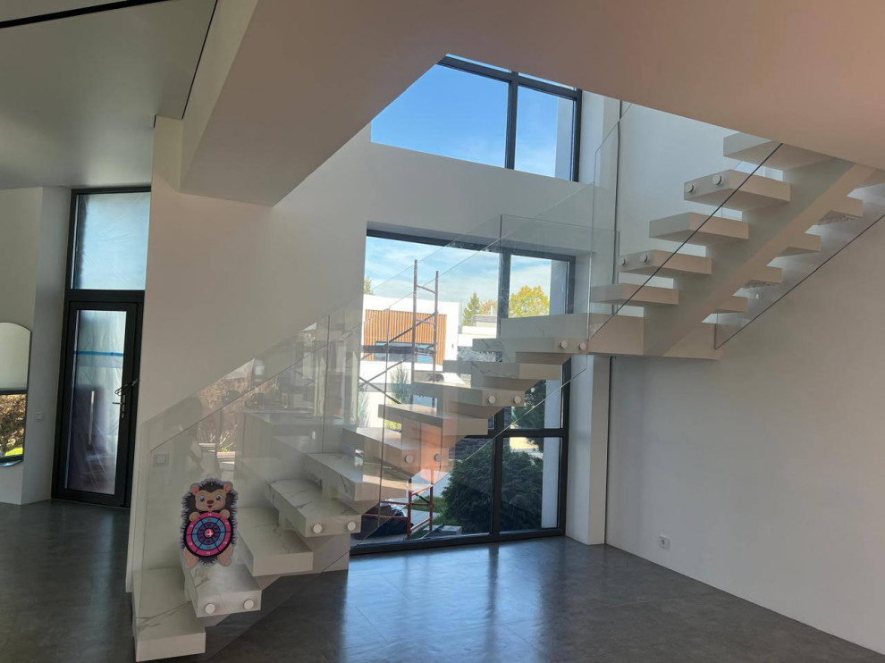 КП Райт Вилладж. Стеклянное ограждение лестницы