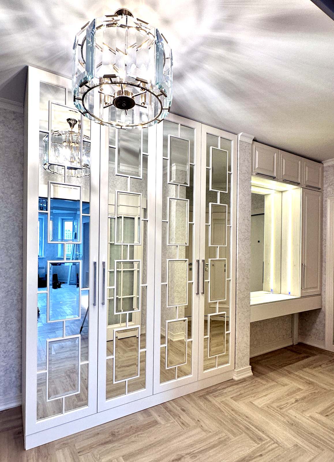 Шкаф с раскладкой в прихожую.