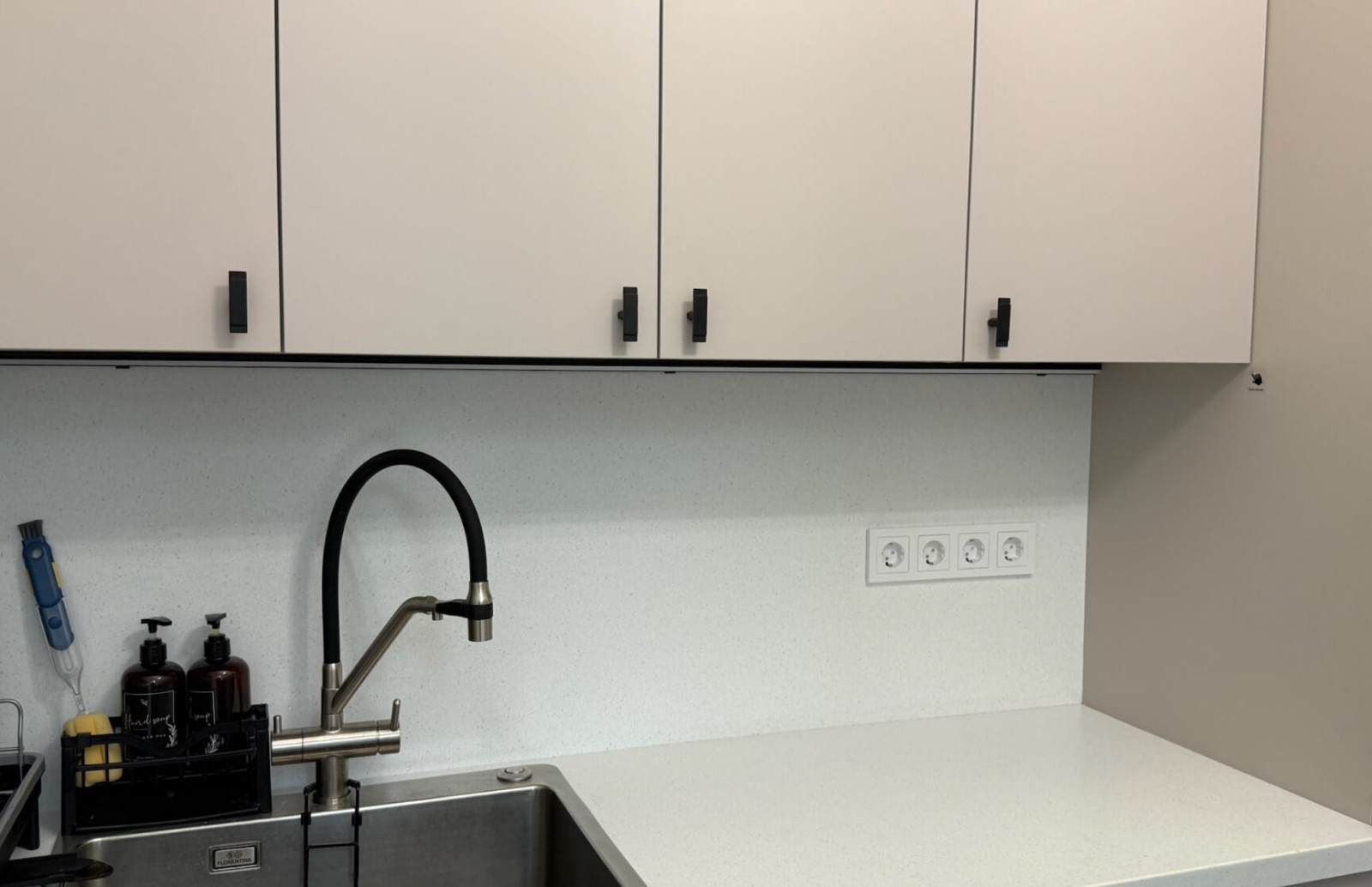 Эргономичная кухня в цвете серый кашемир