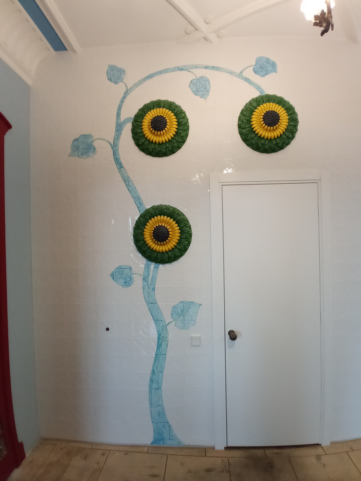 Рельефно-живописное панно в холле квартиры