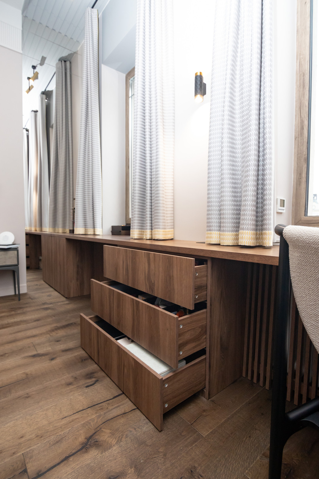 Меблировка спальни: шкаф, стеллаж и стол-подоконник