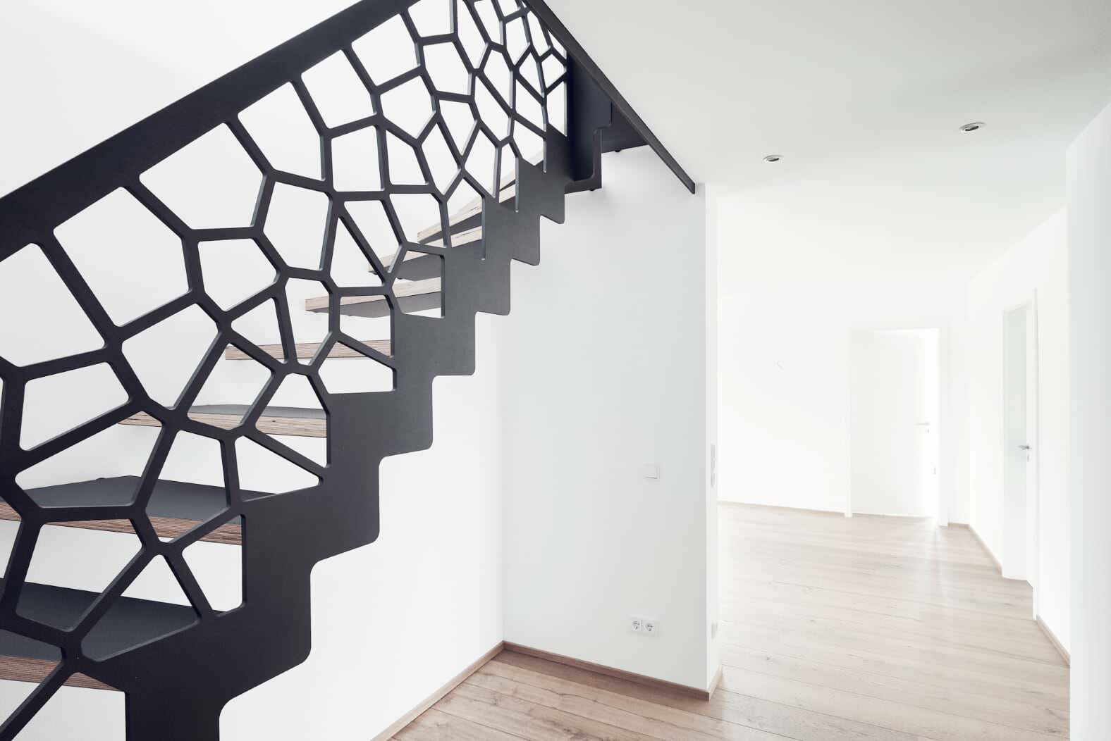 Консольная лестница в темных тонах с балюстрадой в виде Диаграммы Вороного