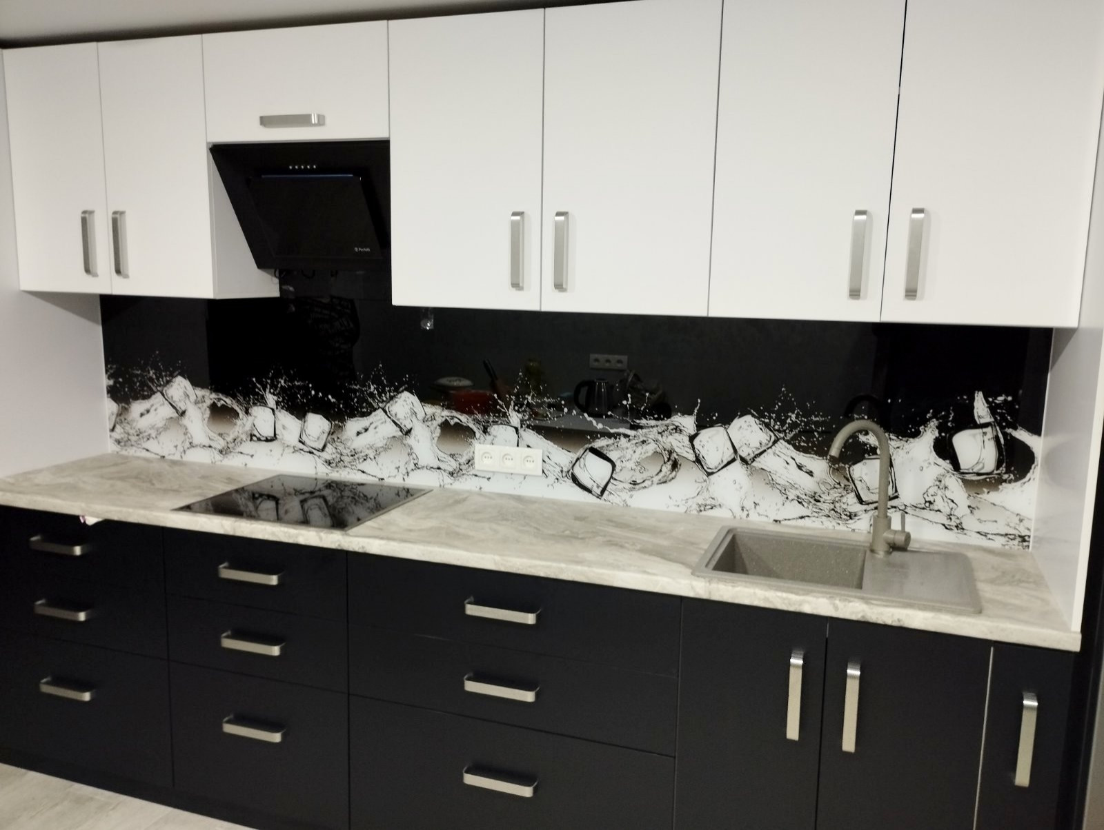 Обложка проекта: Фартук из стекла на стену кухни с фото кубиков льда - Продажа от Pavlin Art