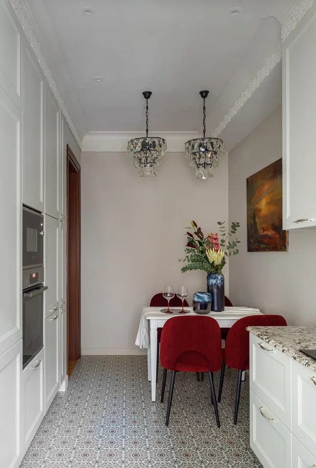 Эффектная квартира с обилием орнаментов для творческой личности