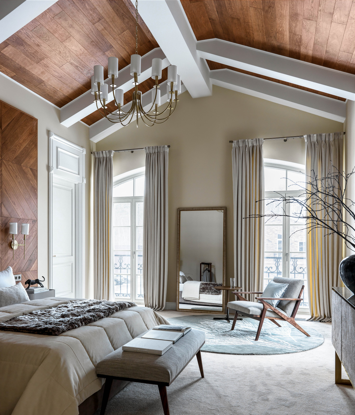 Двухэтажный коттедж в черте Москвы: мастер-спальня