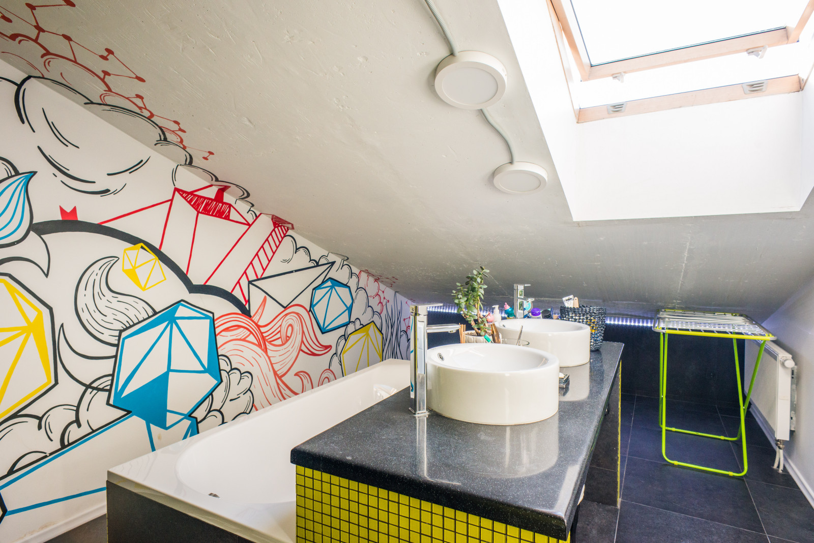 В гостях: Мансарда арт-директора с ванной в цветах его агентства