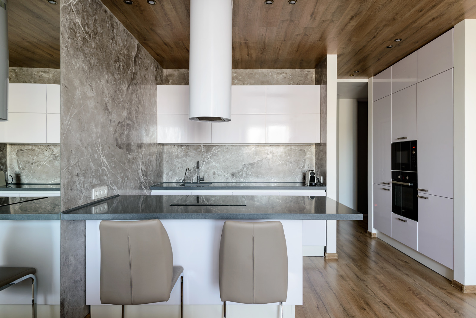 Камень и дерево в центре Сибири