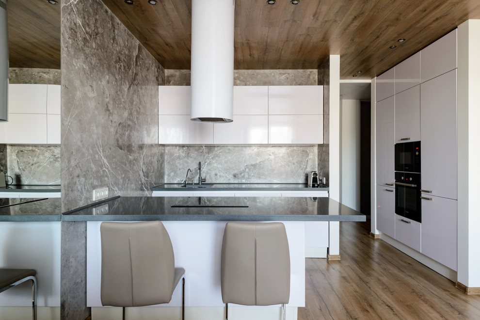 Камень и дерево в центре Сибири