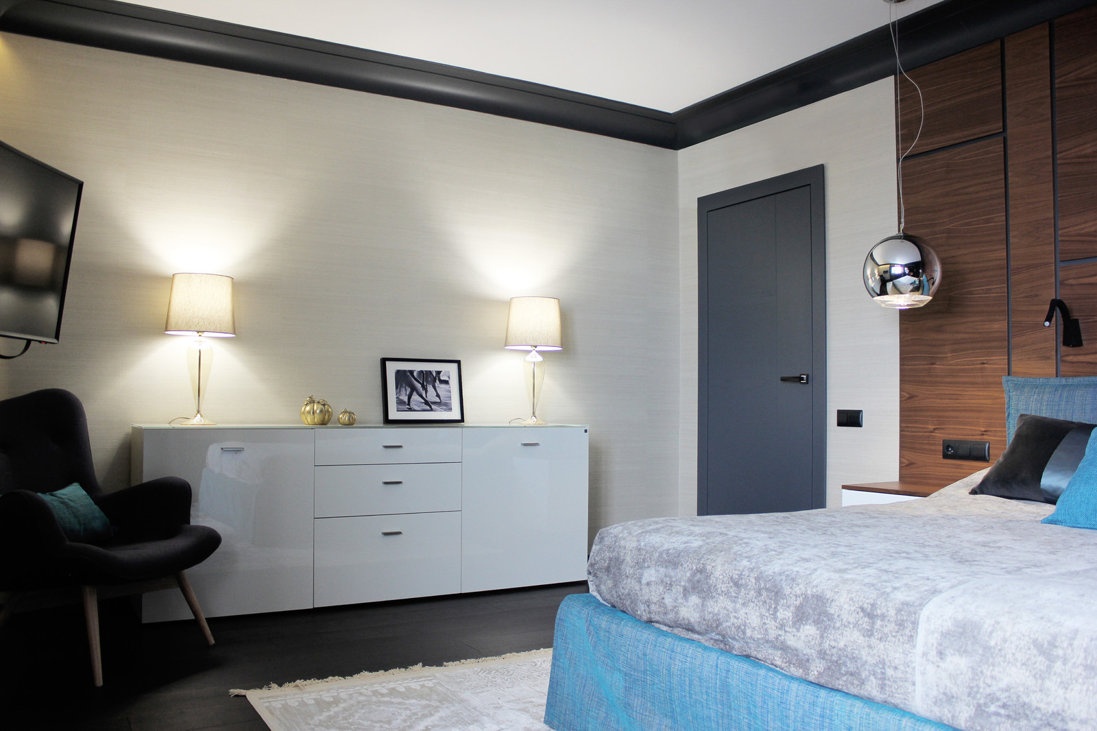 Черный, дерево и бирюза