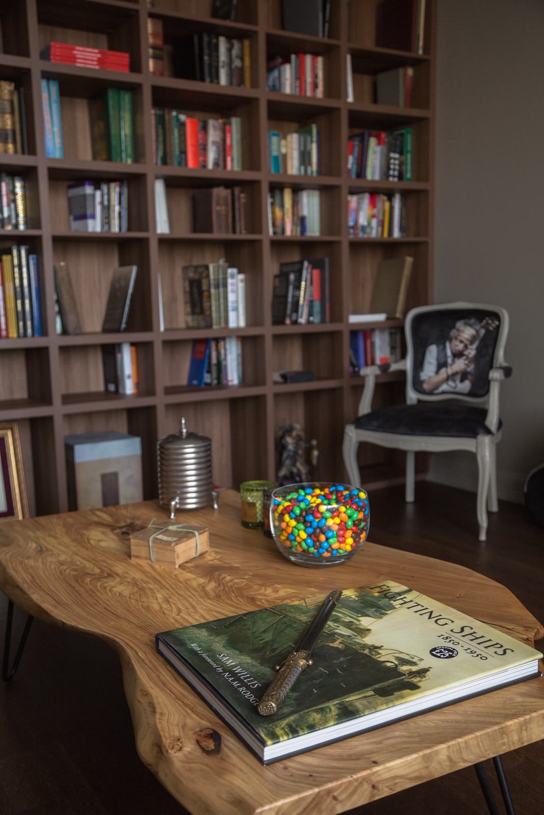 Письменный стол, книжный шкаф и расписанный вручную стул