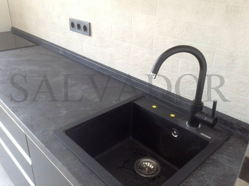 Линейная кухня в современном стиле