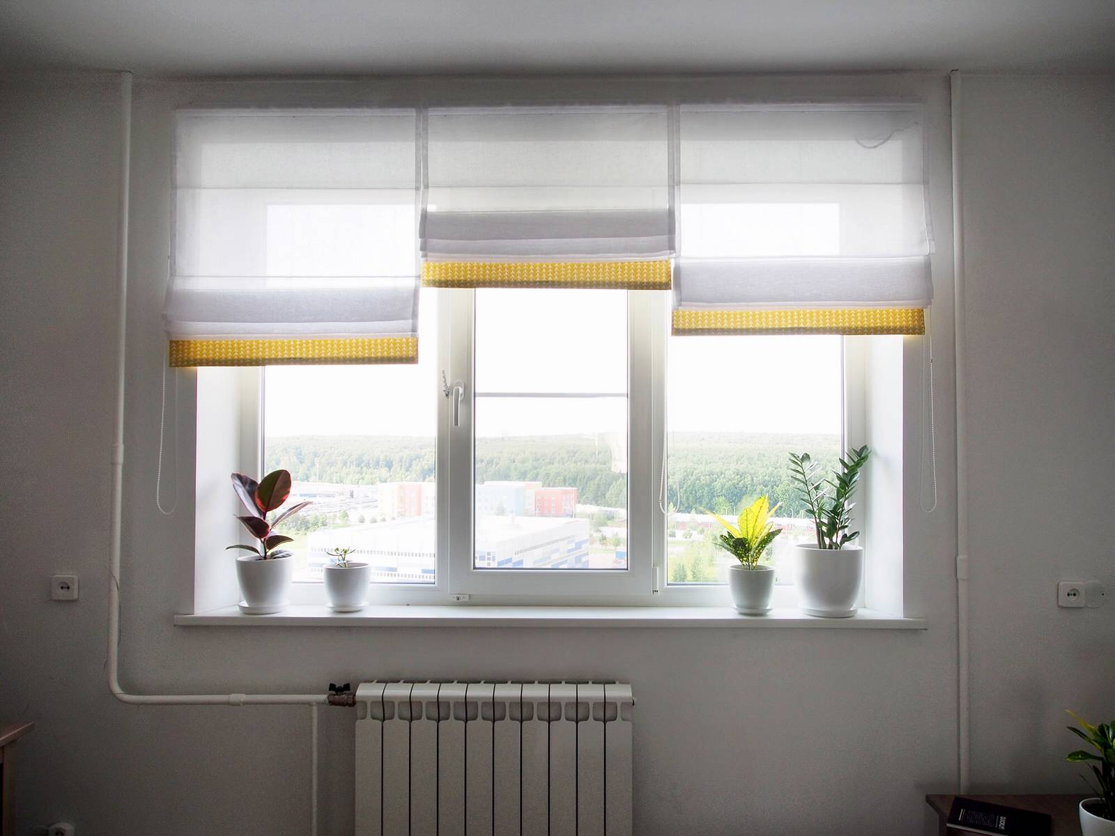 Спальня с желтыми акцентами для молодой пары