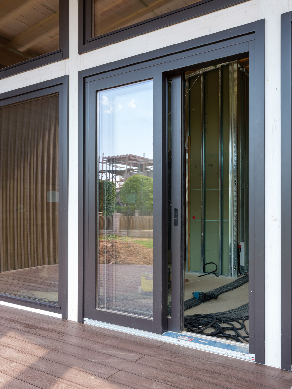 Трапецевидные окна, порталы и входные двери для современного дома