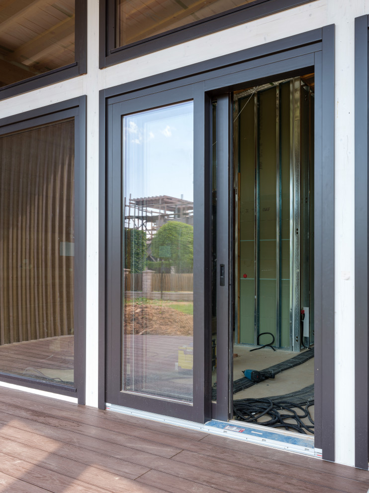 Трапецевидные окна, порталы и входные двери для современного дома