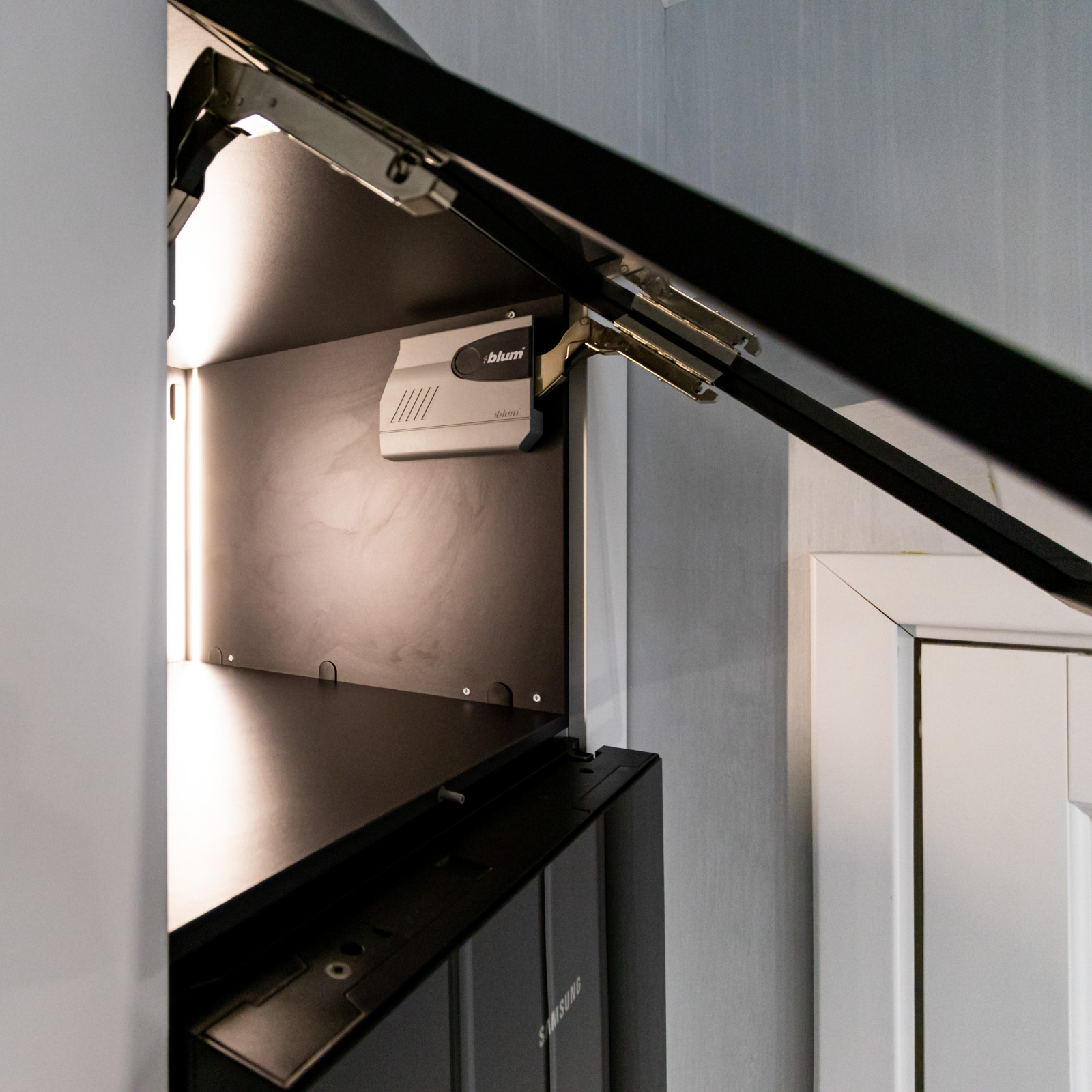 Кухонная мебель с фурнитурой BLUM