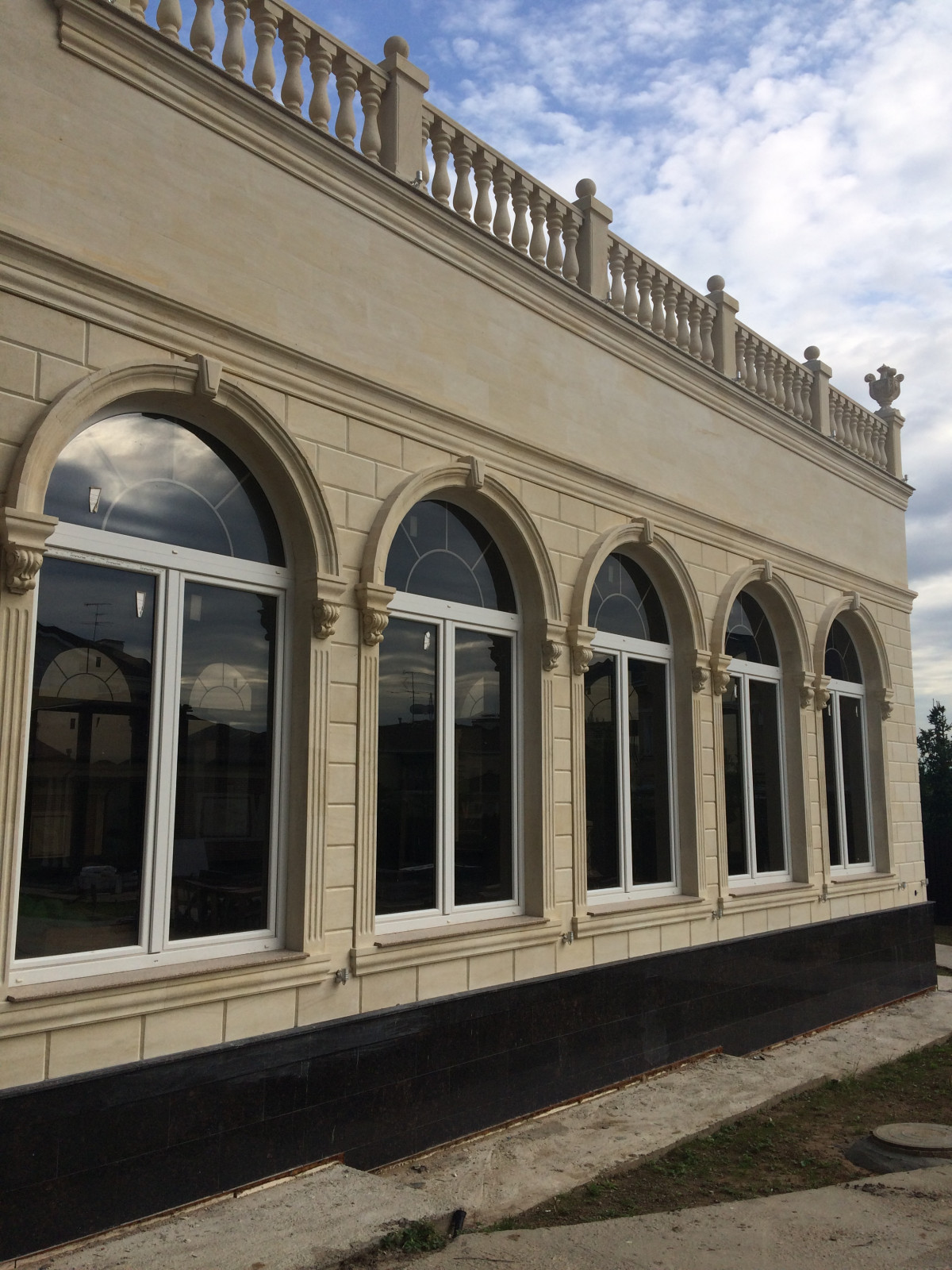 Облицовка фасадов натуральным камнем