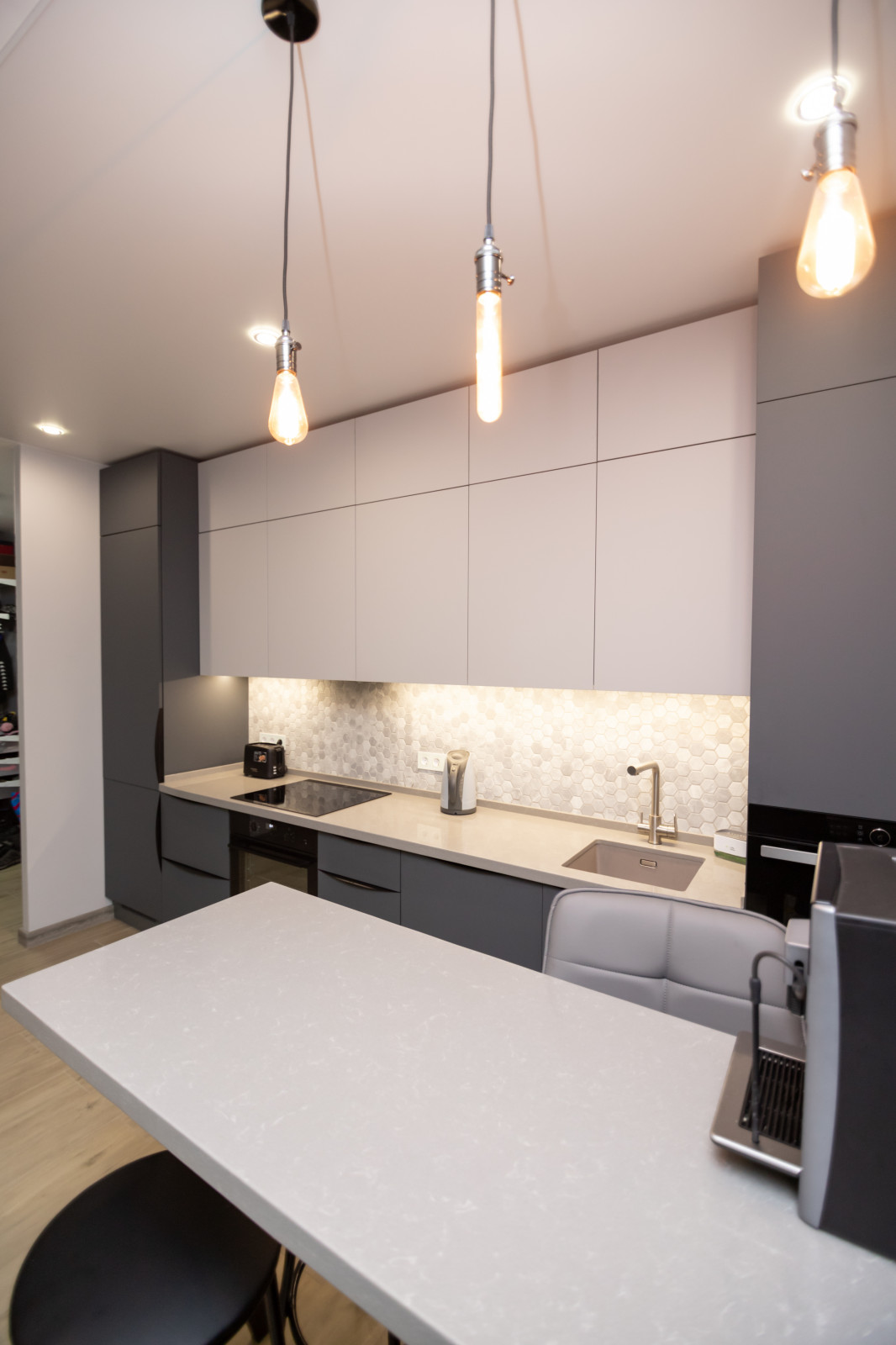 Двухцветная матовая кухня