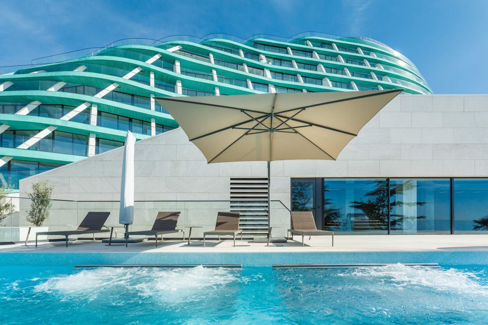 Открытый бассейн infinity в REEF RESIDENCE.