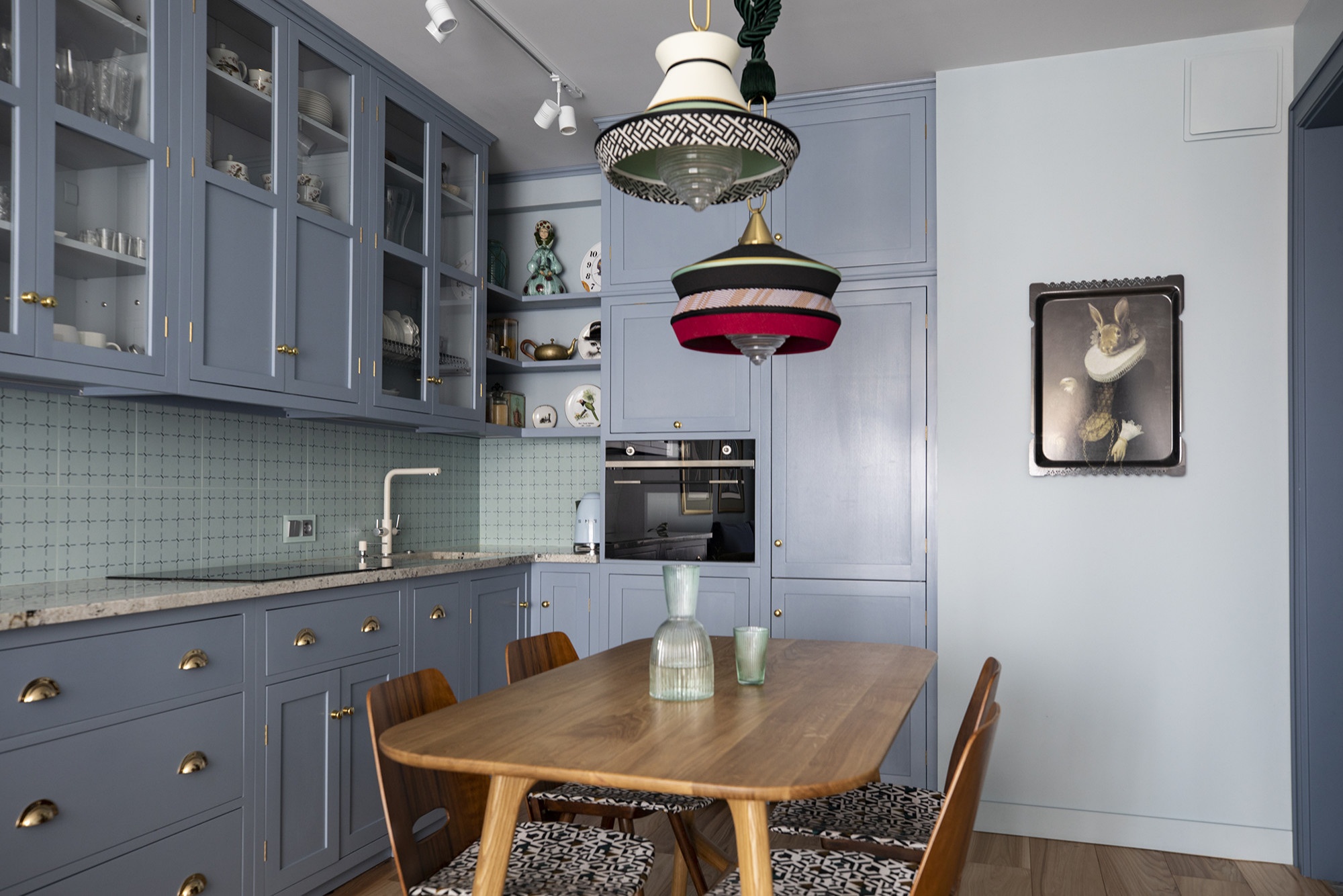 Проект недели: Синяя кухня с винтажными предметами и зайцем