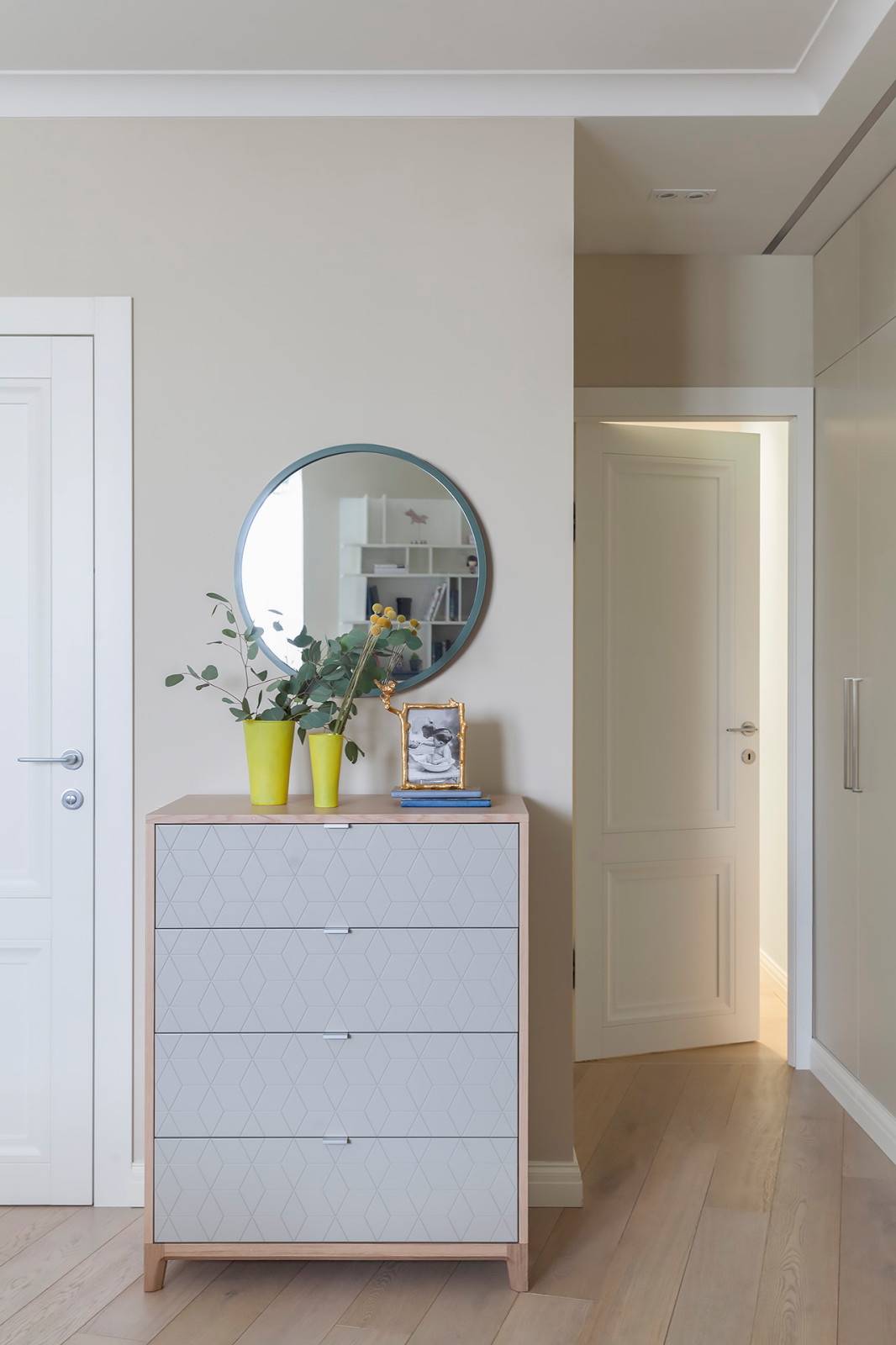 Бело-голубая квартира для юной заказчицы