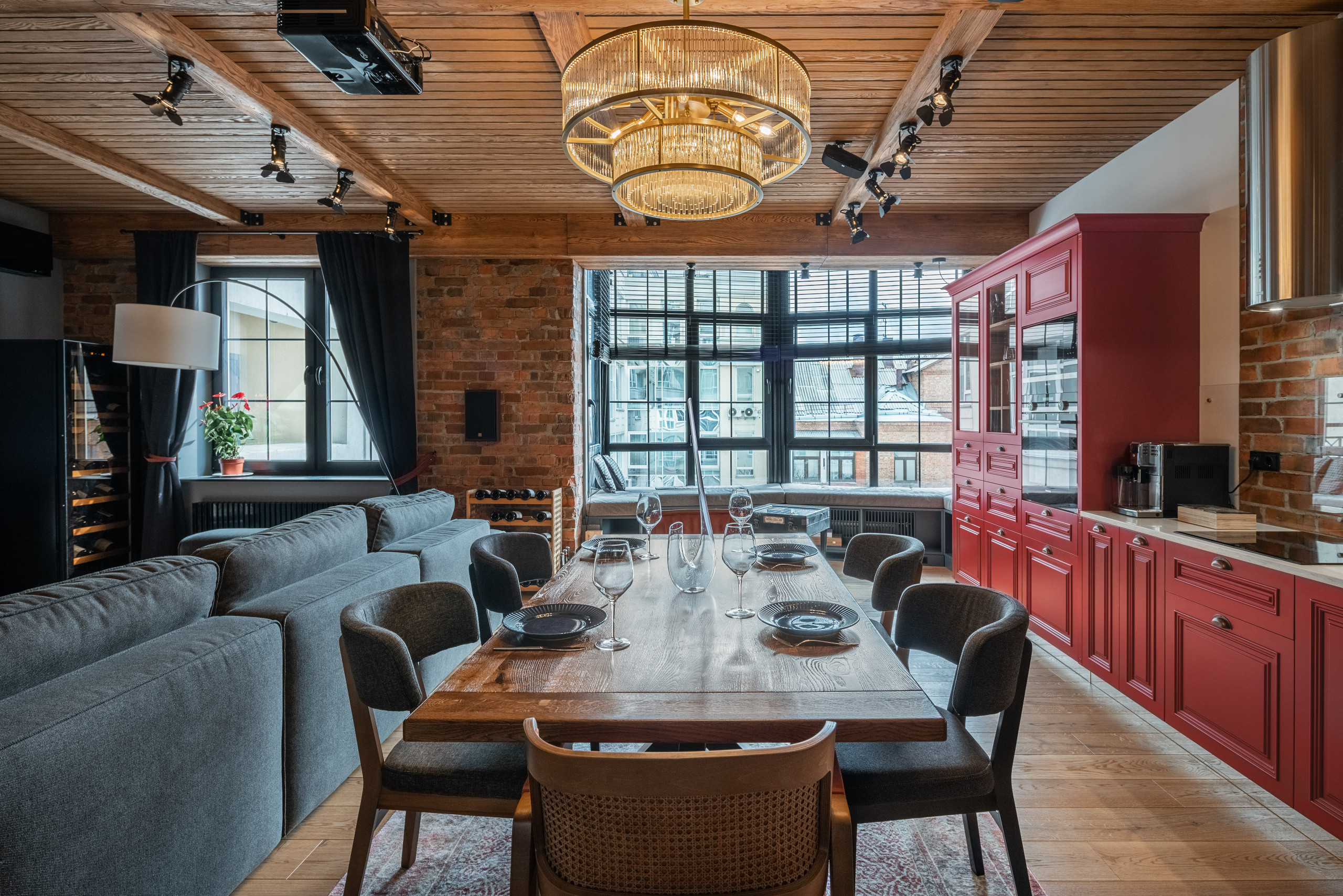 Проект недели: Кухня с «барной» атмосферой и кинотеатром