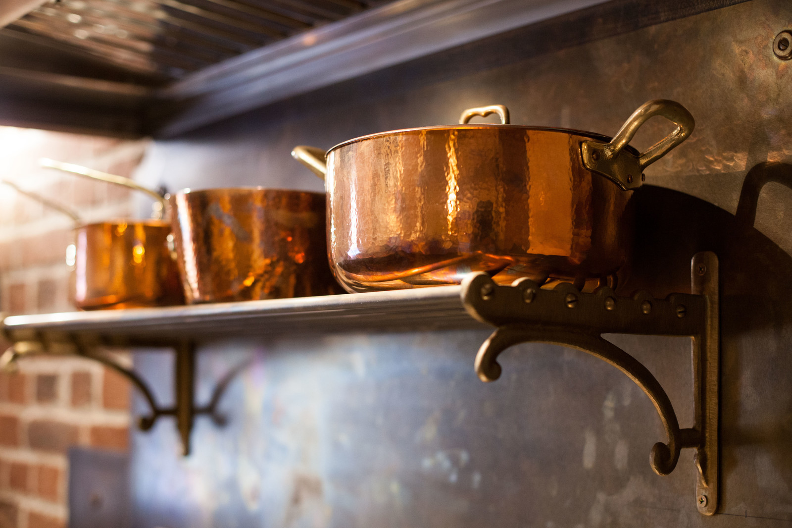 Медная посуда - подарок хозяину от дизайнера.