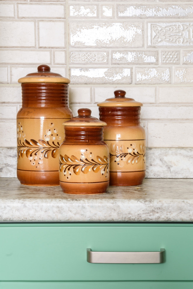 Зелёная кухня в неоклассическом стиле в Заречном