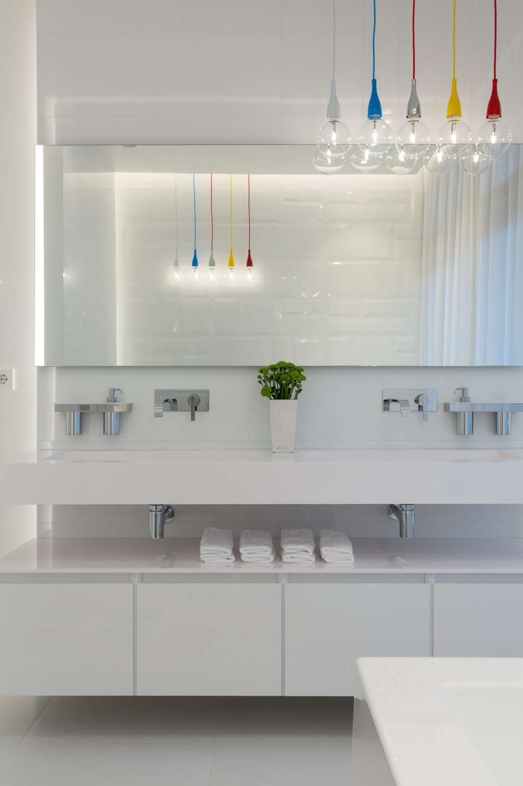 БЕЛЫМ ПО БЕЛОМУ