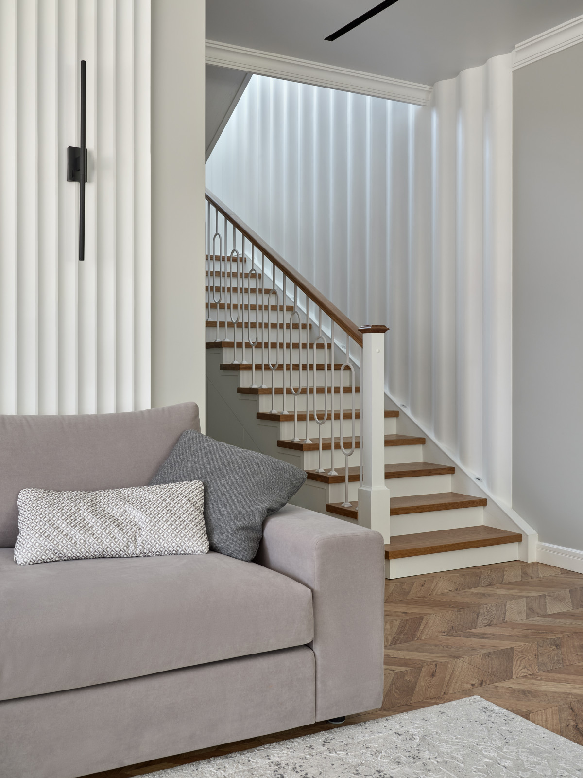 Современный интерьер с нотками классики: дом в Воронеже