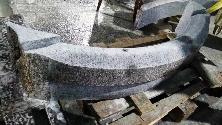 Режем бордюры радиусной формы для клумб и цветников, производим вазоны (улица)