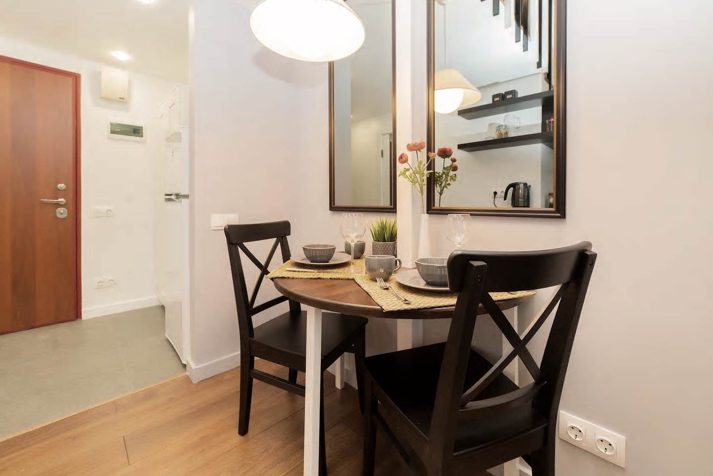 Двухэтажная студия, обшитая деревом