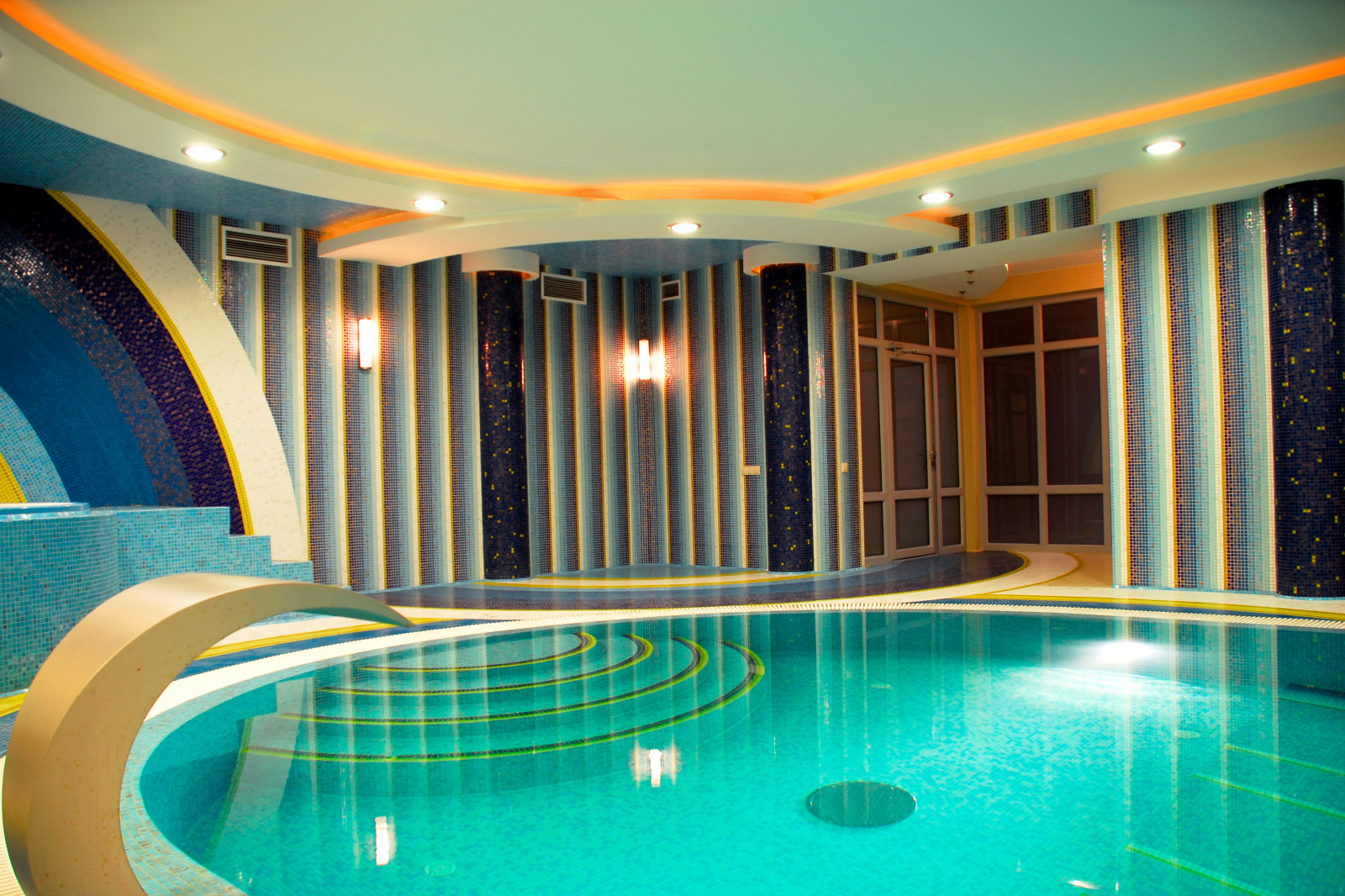 Бассейн в гостиничном комплексе