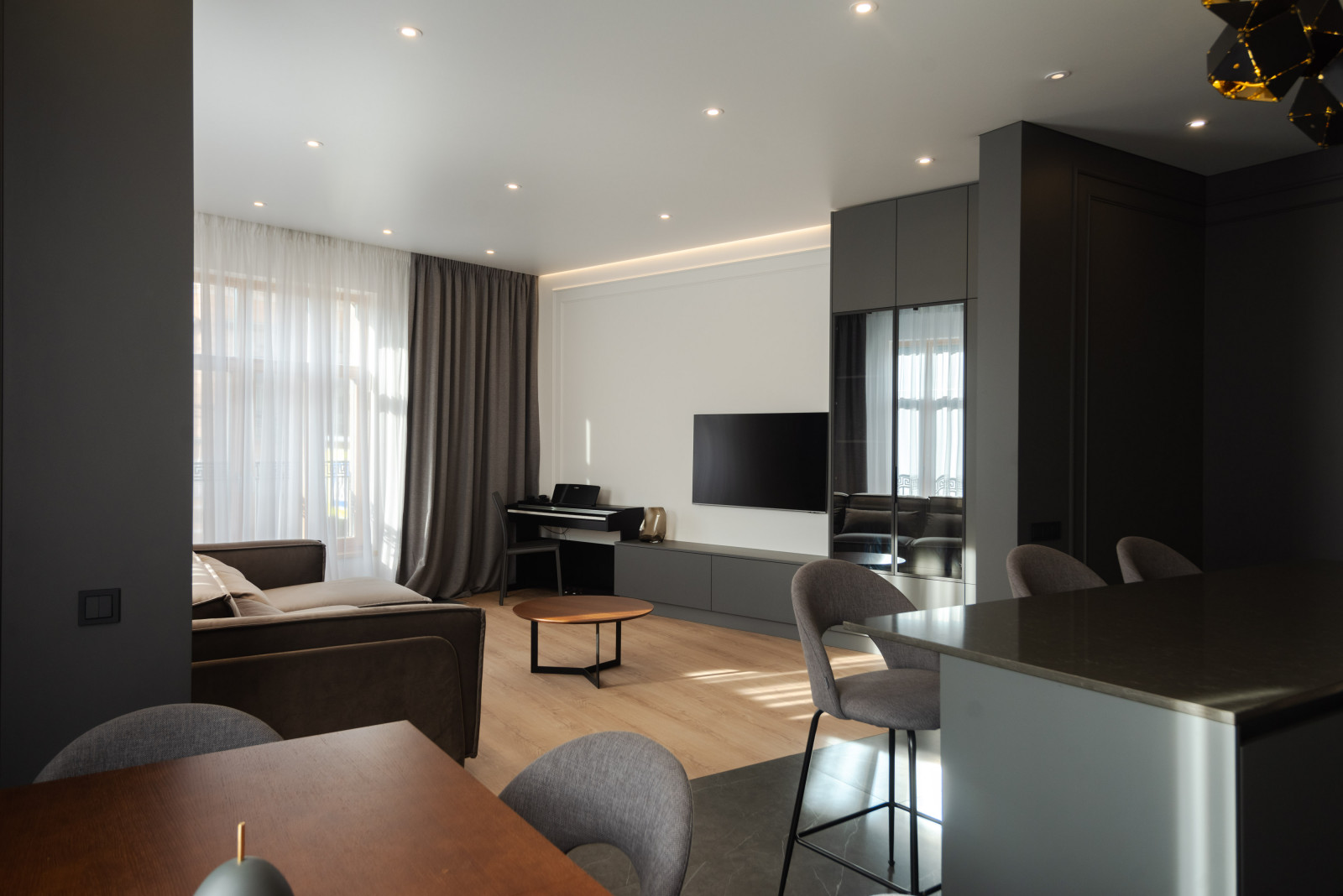 Просторная квартира в серых цветах